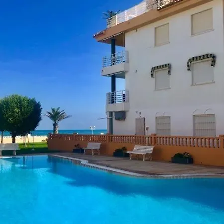 Acogedor Con Terraza Y Jardín *